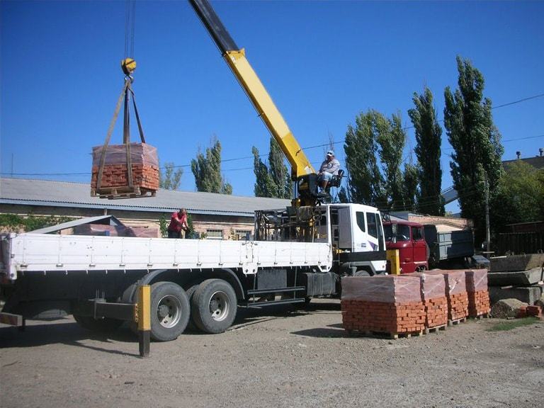 фото заказать манипулятор для перевозки кирпича курск